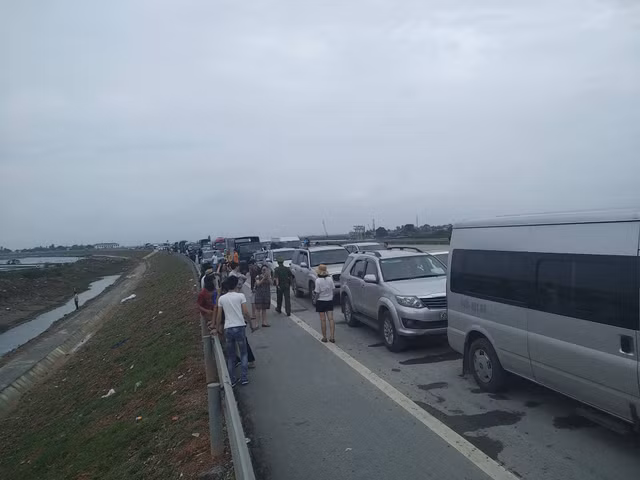 Quá tải phà Gót sang đảo Cát Bà dẫn đến tình trạng ùn tắc giao thông nghiêm trọng kéo dài trên tuyến đường Tân Vũ - Lạch Huyện.