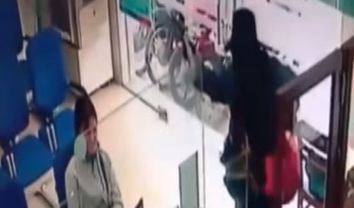 Camera quay can canh ke dung sung cuop ngan hang-Hinh-2