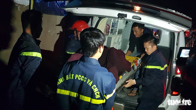 Thi thể nạn nhân được đưa ra từ đám cháy đêm 12/3. Thi thể nạn nhân được đưa ra từ đám cháy đêm 12/3.