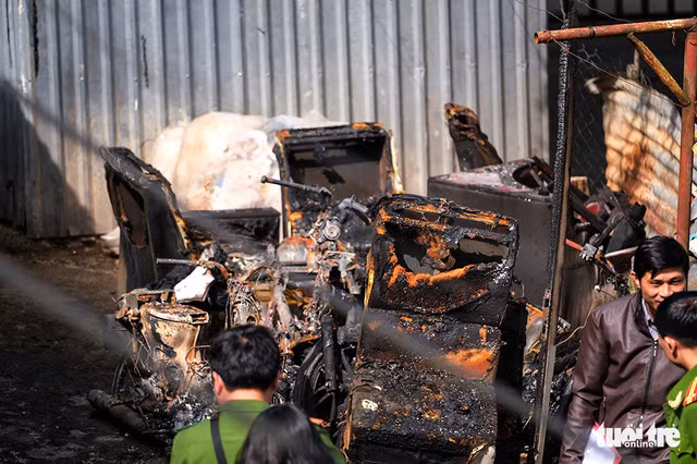 Những vật dụng trong căn hộ bị cháy được đưa ra ngoài