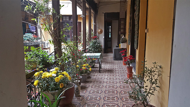 Khu vực hành lang tầng 2 dẫn đến phòng ngủ của anh chị em bà Mô. Ảnh: Nhật Linh Khu vực hành lang tầng 2 dẫn đến phòng ngủ của anh chị em bà Mô. Ảnh: Nhật Linh