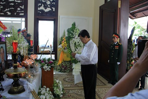 Nguyên Thủ tướng Nguyễn Tấn Dũng thắp hương trước linh cữu cố Thủ tướng Phan Văn Khải. Nguyên Thủ tướng Nguyễn Tấn Dũng thắp hương trước linh cữu cố Thủ tướng Phan Văn Khải.
