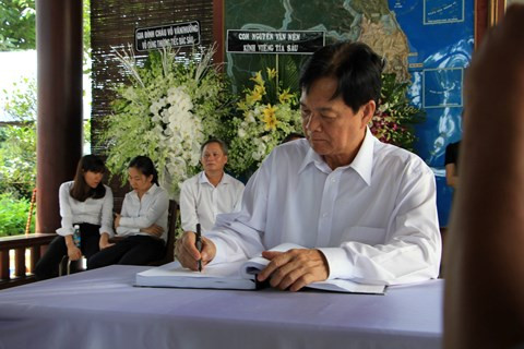 Nguyên Thủ tướng Nguyễn Tấn Dũng viết trong sổ tang tiễn biệt cố Thủ tướng Phan Văn Khải Nguyên Thủ tướng Nguyễn Tấn Dũng viết trong sổ tang tiễn biệt cố Thủ tướng Phan Văn Khải