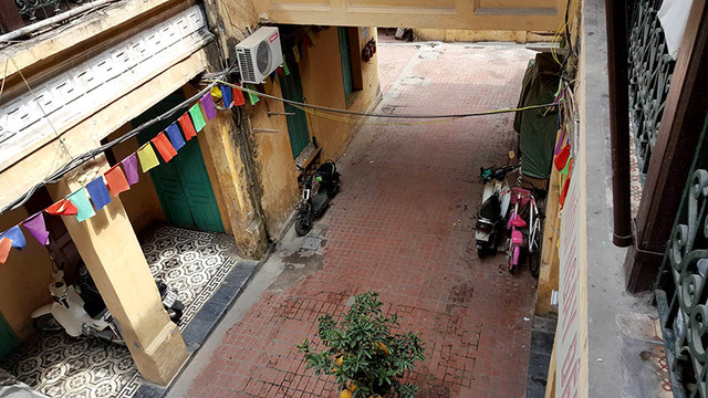 Khoảng sân và giếng trời ở khu vực gian chính của biệt thự. Ảnh: Diệu Bình Khoảng sân và giếng trời ở khu vực gian chính của biệt thự. Ảnh: Diệu Bình