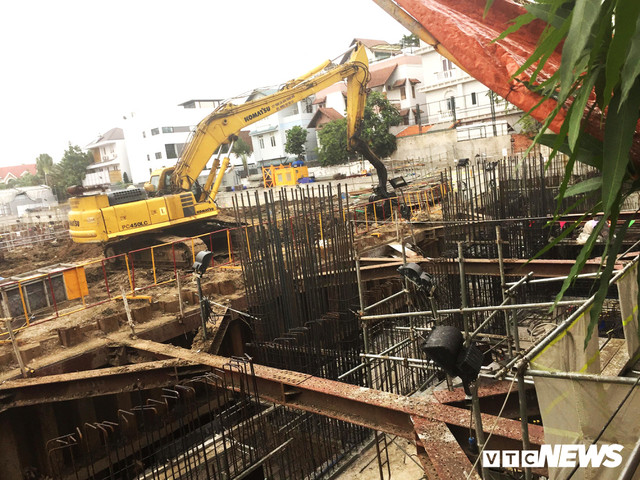 Dù đã được UBND phường Thảo Điền yêu cầu ngừng thi công, nhưng theo ghi nhận của PV, hiện dự án vẫn được triển khai xây dựng như chưa có chuyện gì xảy ra. Dù đã được UBND phường Thảo Điền yêu cầu ngừng thi công, nhưng theo ghi nhận của PV, hiện dự án vẫn được triển khai xây dựng như chưa có chuyện gì xảy ra.