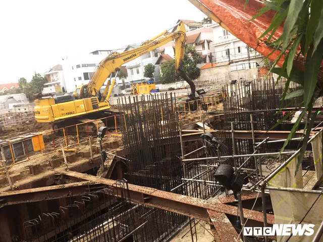 Dù đã được UBND phường Thảo Điền yêu cầu ngừng thi công, nhưng theo ghi nhận của PV, hiện dự án vẫn được triển khai xây dựng như chưa có chuyện gì xảy ra.