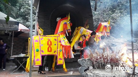 Hầu hết người dân đều đua nhau cung tiến ngựa “khủng”, có kích thước lớn như ngựa thật ngoài đời, cao khoảng 2m, giá 350 ngàn đồng/con để thể hiện "lòng thành” của mình. Hầu hết người dân đều đua nhau cung tiến ngựa “khủng”, có kích thước lớn như ngựa thật ngoài đời, cao khoảng 2m, giá 350 ngàn đồng/con để thể hiện "lòng thành” của mình.