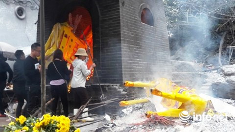 Mỗi ngày có hàng trăm con ngựa và thuyền rồng được cung tiến và đốt tại đền, khiến khói bụi nghi ngút ảnh hưởng đến môi sinh môi trường. Mỗi ngày có hàng trăm con ngựa và thuyền rồng được cung tiến và đốt tại đền, khiến khói bụi nghi ngút ảnh hưởng đến môi sinh môi trường.