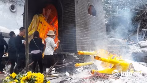 Mỗi ngày có hàng trăm con ngựa và thuyền rồng được cung tiến và đốt tại đền, khiến khói bụi nghi ngút ảnh hưởng đến môi sinh môi trường.