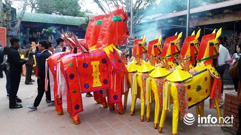 Rất nhiều ngựa “khủng” và thuyền được đặt giữa sân để làm lễ trước khi đưa đi đốt khiến việc dâng hương hành lễ ở đền trở nên chật chội và gặp nhiều khó khăn. Rất nhiều ngựa “khủng” và thuyền được đặt giữa sân để làm lễ trước khi đưa đi đốt khiến việc dâng hương hành lễ ở đền trở nên chật chội và gặp nhiều khó khăn.