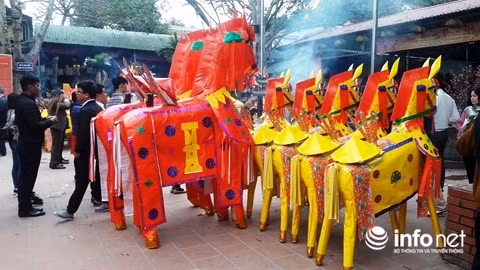 Rất nhiều ngựa “khủng” và thuyền được đặt giữa sân để làm lễ trước khi đưa đi đốt khiến việc dâng hương hành lễ ở đền trở nên chật chội và gặp nhiều khó khăn.