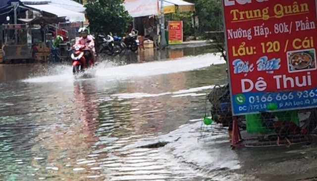 Triều cường vượt mức báo động, người dân TP HCM khốn đốn Trieu cuong vuot muc bao dong, nguoi dan TP HCM khon don