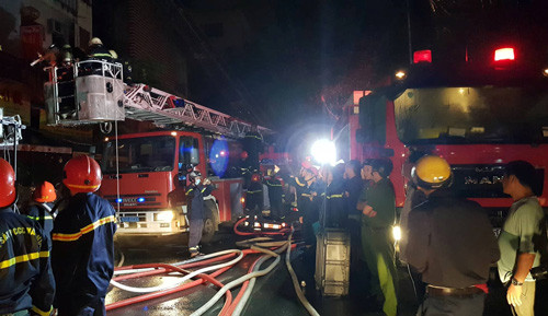 Hàng trăm chiến sĩ Cảnh sát PCCC cùng nhiều xe chuyên dụng trắng đêm tham gia chữa cháy. Hàng trăm chiến sĩ Cảnh sát PCCC cùng nhiều xe chuyên dụng trắng đêm tham gia chữa cháy.