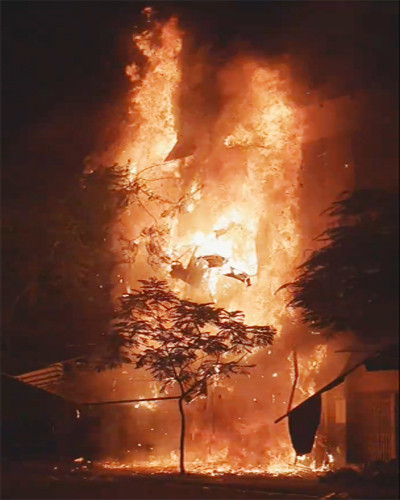 Lửa bao trùm căn nhà 5 tầng lầu kinh doanh đèn lồng, đồ trang trí cưới hỏi ở TP HCM. Lửa bao trùm căn nhà 5 tầng lầu kinh doanh đèn lồng, đồ trang trí cưới hỏi ở TP HCM.