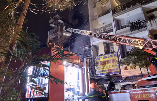 Xe thang chuyên dụng được điều động đến hiện trường.