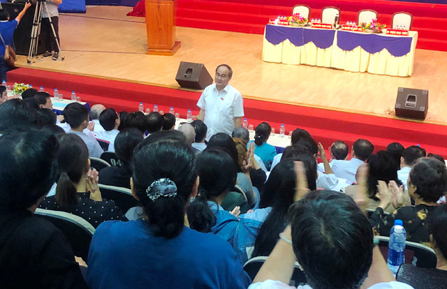 Bí thư Nguyễn Thiện Nhân cùng các vị đại biểu Quốc hội TPHCM tiếp xúc cử tri quận 2 vào ngày 20/6.