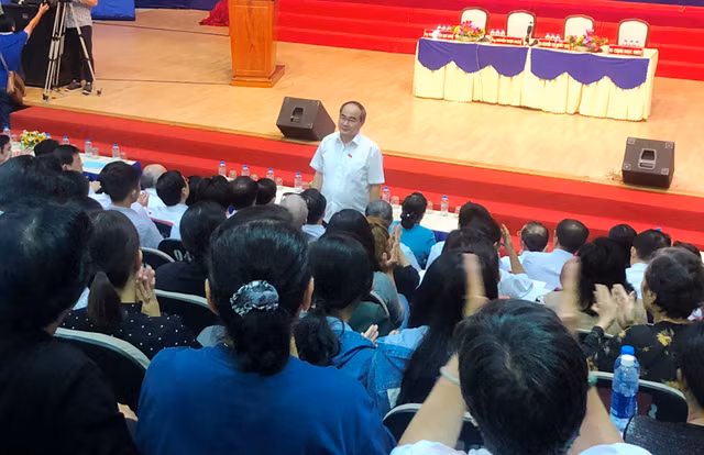 Bí thư Nguyễn Thiện Nhân cùng các vị đại biểu Quốc hội TPHCM tiếp xúc cử tri quận 2 vào ngày 20/6.