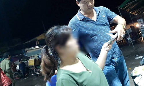 Vì sao tiểu thương chợ Long Biên phải è cổ nộp trăm triệu bảo kê? - Hình 2 Vi sao tieu thuong cho Long Bien phai e co nop tram trieu bao ke?-Hinh-2