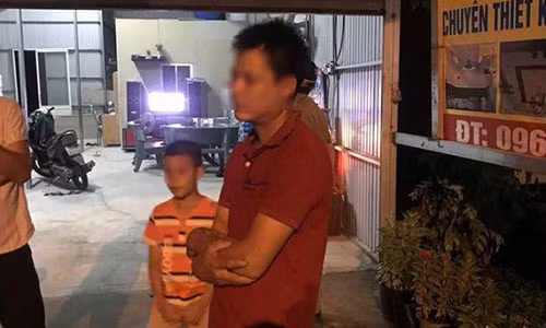 Gã hàng xóm xin gia đình nạn nhân tha thứ - Ảnh: Internet