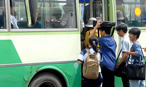 Môi trường xe buýt là môi trường dễ xảy ra tình trạng quấy rối tình dục (Ảnh minh họa T) Môi trường xe buýt là môi trường dễ xảy ra tình trạng quấy rối tình dục (Ảnh minh họa T)