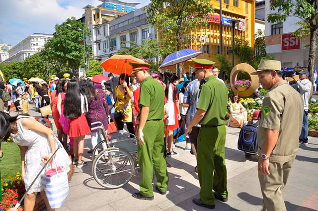 Nhieu nguoi bi cuop giat iPhone khi di choi Tet