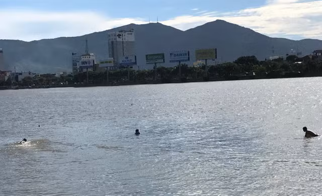 Ba thanh nien nhay xuong song Han cuu co gai, mot nguoi mat tich-Hinh-3