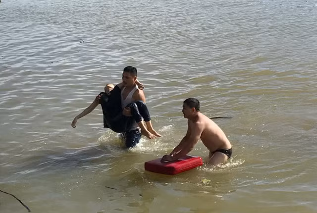 Ba thanh nien nhay xuong song Han cuu co gai, mot nguoi mat tich-Hinh-4