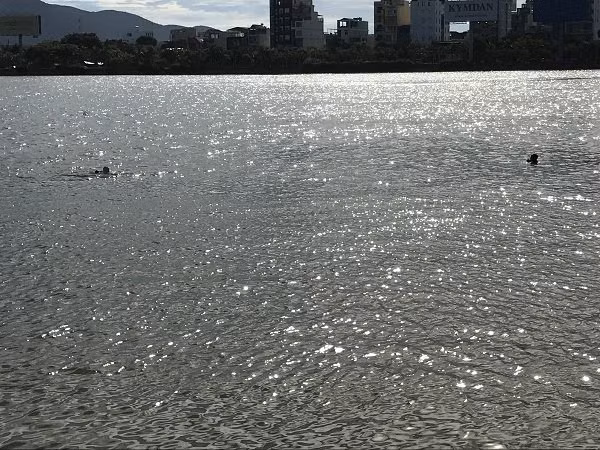 Ba thanh nien nhay xuong song Han cuu co gai, mot nguoi mat tich