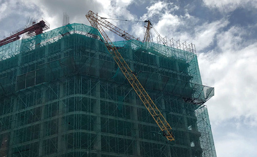 Tay đòn của cần cẩu dài khoảng 20m bị hư hại nặng, oằn cong, treo lơ lửng trên ngọn công trình