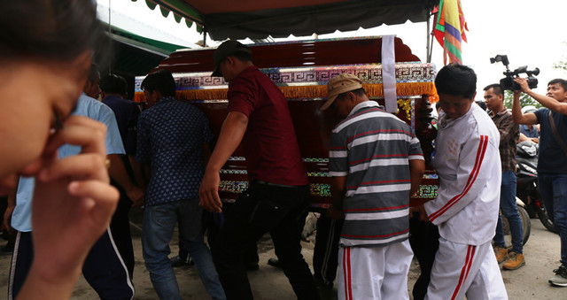 Người thân đau đớn đón linh cữu chị N. về gia đình lo hậu sự.