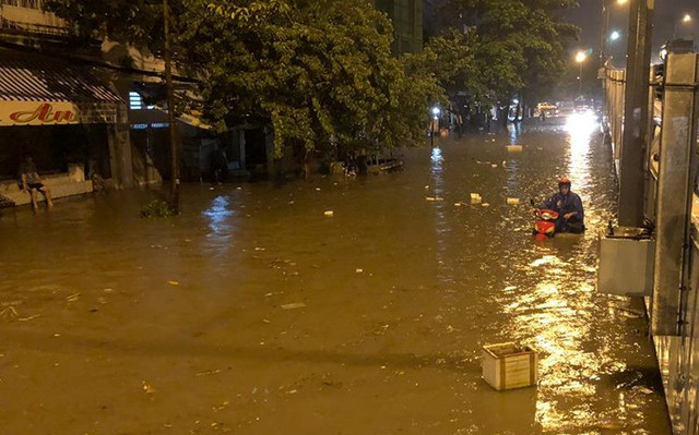 Ghi nhận của PV Kiến Thức, đến rạng sáng nay 2/6, nhiều khu vực ở tuyến đường Nguyễn Hữu Cảnh (đoạn qua quận Bình Thạnh, TP HCM) vẫn còn lênh láng nước. Giao thông qua lại gặp nhiều khó khăn.