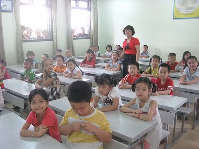 Ha Noi: Chen chuc 70 hoc sinh trong mot lop