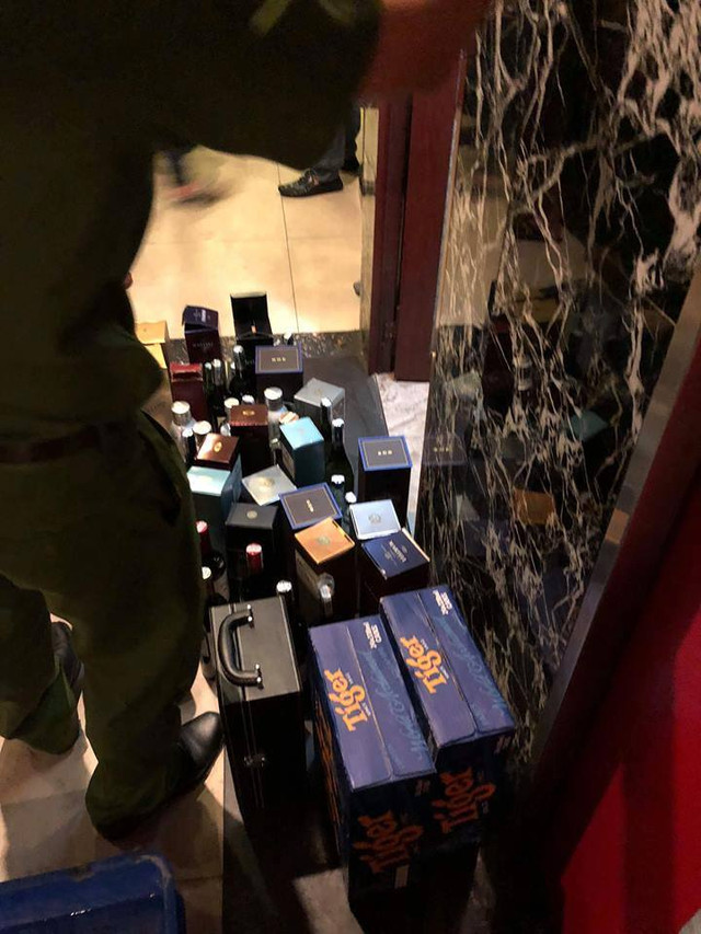 Giữa “tâm bão”, hàng loạt nữ tiếp viên thoát y trong nhà hàng - Hình 3 Giua “tam bao”, hang loat nu tiep vien thoat y trong nha hang-Hinh-3