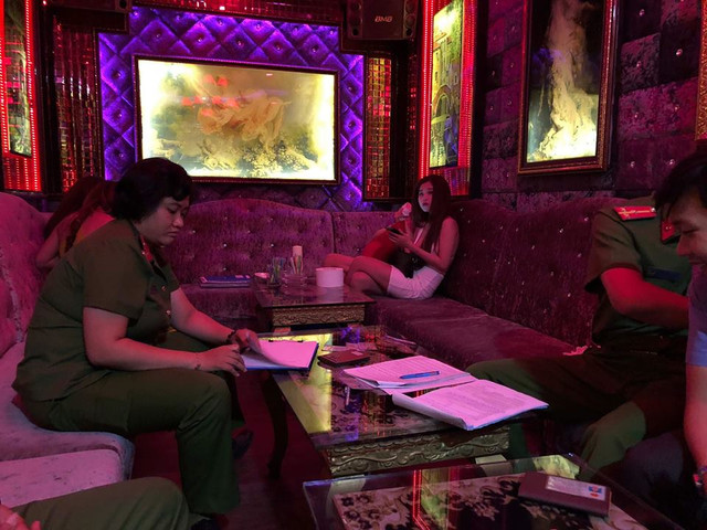 Giữa “tâm bão”, hàng loạt nữ tiếp viên thoát y trong nhà hàng - Hình 2 Giua “tam bao”, hang loat nu tiep vien thoat y trong nha hang-Hinh-2