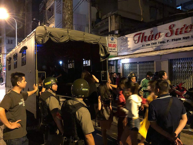 Giữa “tâm bão”, hàng loạt nữ tiếp viên thoát y trong nhà hàng Giua “tam bao”, hang loat nu tiep vien thoat y trong nha hang