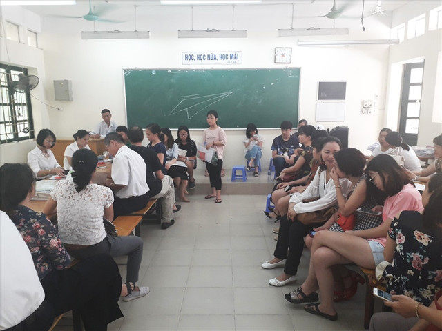 Phụ huynh chờ đợi xét hồ sơ cho con sau khi nhiều trường ở Hà Nội hạ điểm chuẩn lớp 10. Phụ huynh chờ đợi xét hồ sơ cho con sau khi nhiều trường ở Hà Nội hạ điểm chuẩn lớp 10.