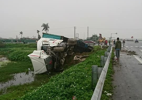 Xe container lao xuống kênh ven đường. Ảnh: Nguyễn Quang Văn. Xe container lao xuống kênh ven đường. Ảnh: Nguyễn Quang Văn.
