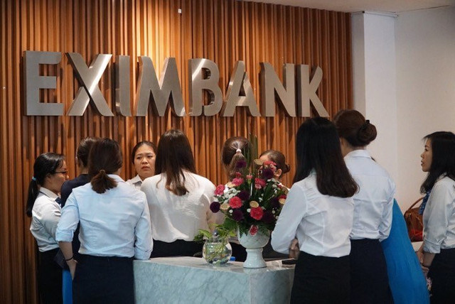 Cuộc khám xét Eximbank Chi nhánh TP HCM của C44 Bộ Công an được cho liên quan đến vụ việc khách hàng Chu Thị Bình tố bị chiếm đoạt 245 tỷ đồng tiền gửi tiết kiệm tại đây. Nguồn ảnh: Vietnamnet Cuộc khám xét Eximbank Chi nhánh TP HCM của C44 Bộ Công an được cho liên quan đến vụ việc khách hàng Chu Thị Bình tố bị chiếm đoạt 245 tỷ đồng tiền gửi tiết kiệm tại đây. Nguồn ảnh: Vietnamnet