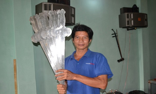 Anh Điệu là người nuốt được nhiều thanh kiếm nhất Việt Nam. Anh Điệu là người nuốt được nhiều thanh kiếm nhất Việt Nam.