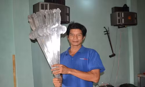 Anh Điệu là người nuốt được nhiều thanh kiếm nhất Việt Nam.