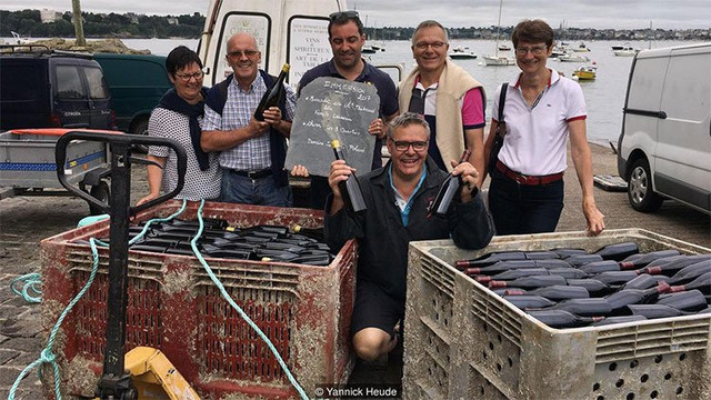 Thị trấn kỳ lạ, nơi rượu vang chất đầy dưới đáy biển - Hình 3 Thi tran ky la, noi ruou vang chat day duoi day bien-Hinh-3