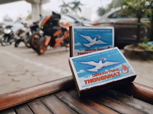 6. Diêm Thống Nhất Trong thập niên 70-80 của thế kỳ trước, Diêm Thống Nhất từng được coi là niềm tự hào của ngành công nghiệp nhẹ và sản phẩm diêm Thống Nhất chiếm lĩnh gần như 100% thị phần đánh lửa tại Việt Nam. Tuy nhiên, sản phẩm diêm ngày càng ít được sử dụng, khi các công cụ đánh lửa hiện đại xuất hiện. Ảnh: Zing.