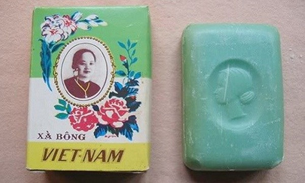 3. Xà bông “Cô Ba” Một thời, thương hiệu xà bông “Cô Ba” của ông Trương Văn Bền (1883 - 1956) một đại tư sản Việt Nam đầu thế kỷ XX đã đánh bật hàng ngoại nhập vào Việt Nam (đặc biệt là thương hiệu xà bông từ Marseille, Pháp), trở thành một trong những thương hiệu nổi tiếng, được người dân ưa chuộng và có mức thu "khủng". Ảnh: VTC News. 3. Xà bông “Cô Ba” Một thời, thương hiệu xà bông “Cô Ba” của ông Trương Văn Bền (1883 - 1956) một đại tư sản Việt Nam đầu thế kỷ XX đã đánh bật hàng ngoại nhập vào Việt Nam (đặc biệt là thương hiệu xà bông từ Marseille, Pháp), trở thành một trong những thương hiệu nổi tiếng, được người dân ưa chuộng và có mức thu "khủng". Ảnh: VTC News.