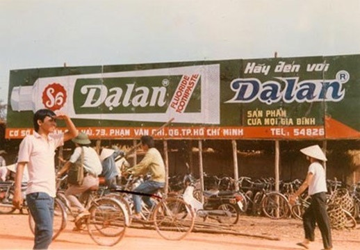 4. Kem đánh răng Dạ Lan Dạ Lan là thương hiệu Việt vang bóng một thời, được người tiêu dùng yêu thích, từng chiếm lĩnh 70% thị phần kem đánh răng nội địa những năm 1993 - 1994. Thương hiệu này được ông Trịnh Thành Nhơn bắt tay thành lập vào năm 1988 và rất nhanh chóng "làm mưa, làm gió" thị trường, đánh bật các dòng sản phẩm từ Trung Quốc. Ảnh: VTC News. 4. Kem đánh răng Dạ Lan Dạ Lan là thương hiệu Việt vang bóng một thời, được người tiêu dùng yêu thích, từng chiếm lĩnh 70% thị phần kem đánh răng nội địa những năm 1993 - 1994. Thương hiệu này được ông Trịnh Thành Nhơn bắt tay thành lập vào năm 1988 và rất nhanh chóng "làm mưa, làm gió" thị trường, đánh bật các dòng sản phẩm từ Trung Quốc. Ảnh: VTC News.