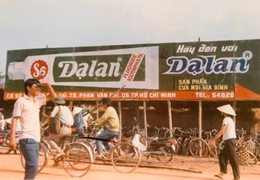 4. Kem đánh răng Dạ Lan Dạ Lan là thương hiệu Việt vang bóng một thời, được người tiêu dùng yêu thích, từng chiếm lĩnh 70% thị phần kem đánh răng nội địa những năm 1993 - 1994. Thương hiệu này được ông Trịnh Thành Nhơn bắt tay thành lập vào năm 1988 và rất nhanh chóng "làm mưa, làm gió" thị trường, đánh bật các dòng sản phẩm từ Trung Quốc. Ảnh: VTC News.
