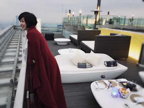 Sau khi kết hôn, Ngọc Thành tỏ ra là người khá chịu chơi khi thường xuyên dành cho vợ hàng loạt quà đặt tiền và những chuyến du lịch sang chảnh. Theo lời một số người bạn, chồng của Tâm Tít là người hiền lành, một đại gia chịu chơi và cũng chịu chi. Ảnh: 24h.com.vn. Sau khi kết hôn, Ngọc Thành tỏ ra là người khá chịu chơi khi thường xuyên dành cho vợ hàng loạt quà đặt tiền và những chuyến du lịch sang chảnh. Theo lời một số người bạn, chồng của Tâm Tít là người hiền lành, một đại gia chịu chơi và cũng chịu chi. Ảnh: 24h.com.vn.