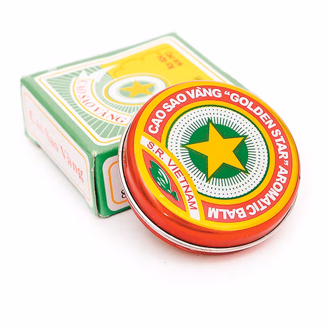 2. Cao Sao Vàng Cao Sao Vàng - thương hiệu Việt nổi tiếng không chỉ ở trong nước mà cả Liên Xô và các nước Đông Âu từ những năm 60 - 70 của thế kỷ trước. Hộp cao Sao Vàng “thần thánh” với người Việt Nam dường như trị được bách bệnh. Nhưng sau khi Liên Xô sụp đổ, đất nước mở cửa, cao Sao Vàng gặp khó với các loại dầu gió, dầu cao và các loại sản phẩm chăm sóc sức khỏe nhập ngoại. Mặc dù vậy, thời gian gần đây, sản phẩm này được rao bán nhiều trên các trang bán hàng nước ngoài với giá siêu đắt. Ảnh: Nhân dân.