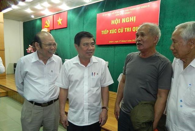 Chủ tịch UBND TPHCM Nguyễn Thành Phong trao đổi với các cử tri.