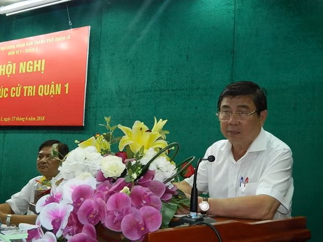 Chủ tịch UBND TPHCM Nguyễn Thành Phong trả lời các cử tri.