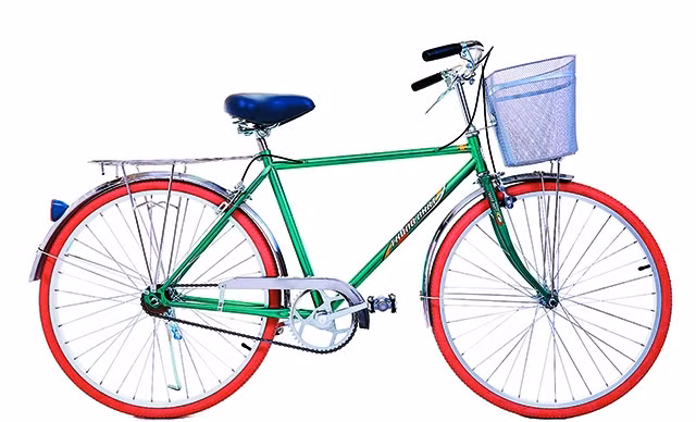 1. Xe đạp Thống Nhất Chiếc xe đạp Thống Nhất thời bao cấp được coi như biểu tượng của sự giàu có, thành đạt và là niềm mơ ước của rất nhiều người. Thời đó, phải là gia đình khá giả mới có thể sở hữu được loại xe này. Ảnh: Nhân dân.